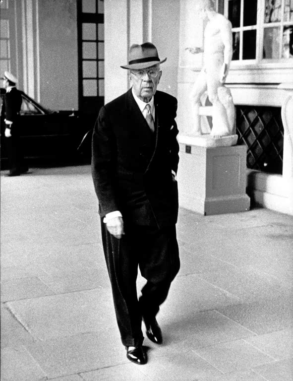 König Gustav VI. Adolf unterwegs in Stockholm / Foto 1960er