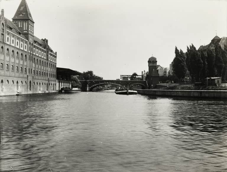 Landwehrkanal mit Dovebrücke / Foto um 1936